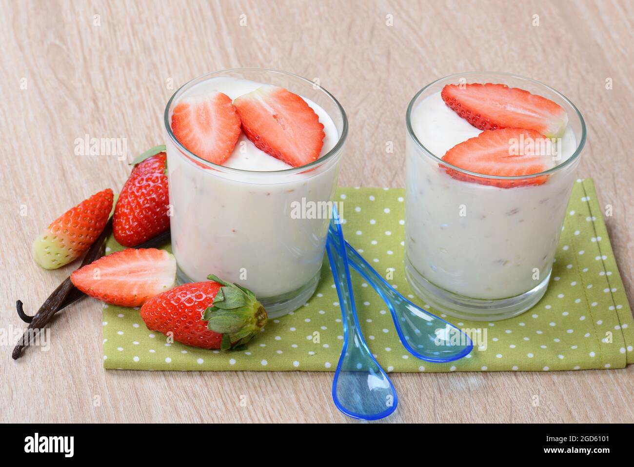 Yogurt con straberries fresco Foto Stock