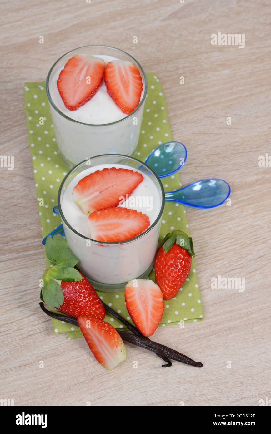 Yogurt con straberries fresco Foto Stock