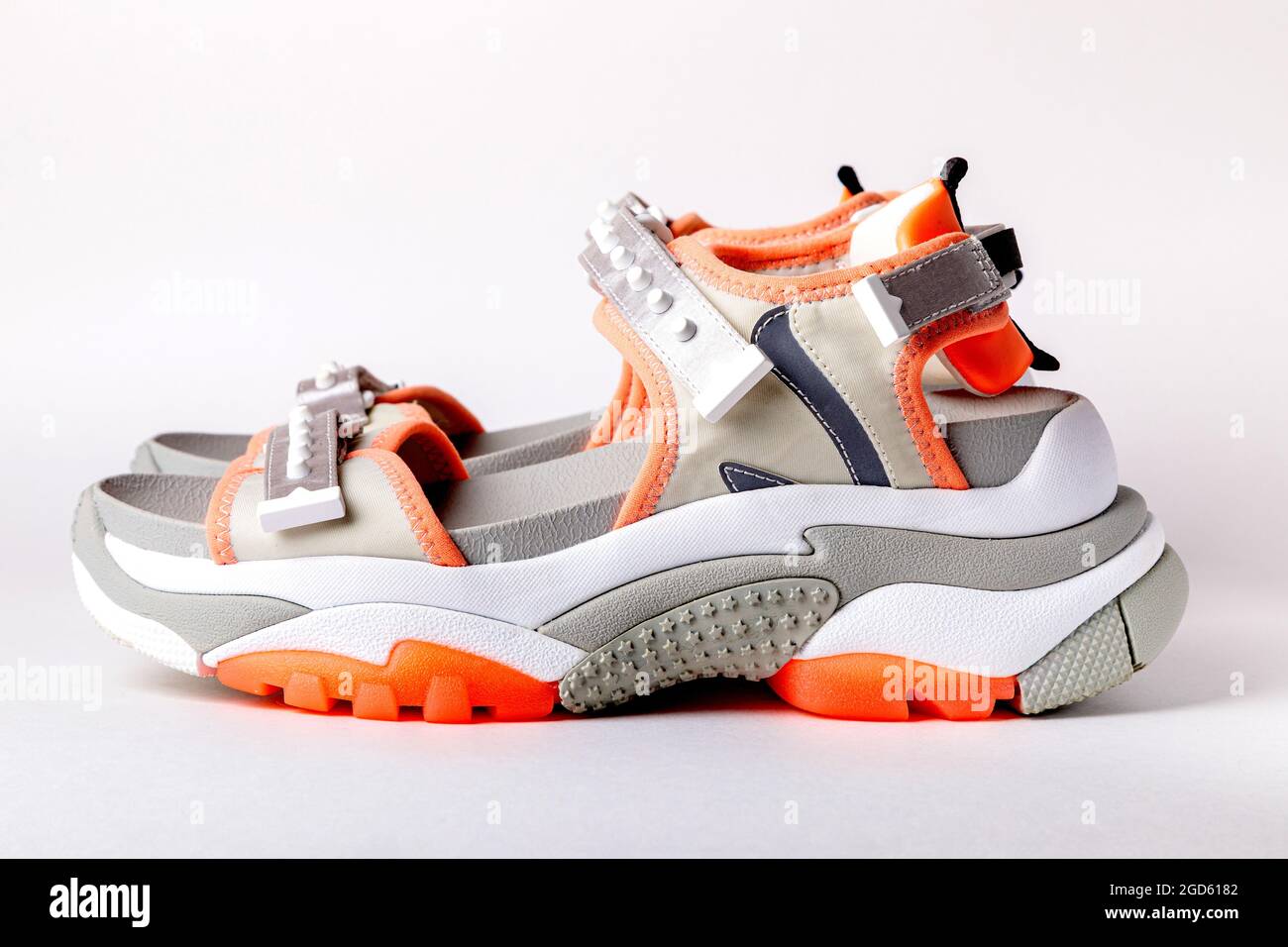 Sandali sportivi alla moda da donna con dettagli arancioni su sfondo  bianco. Nuove scarpe da gioventù per ragazze. Vista laterale Foto stock -  Alamy