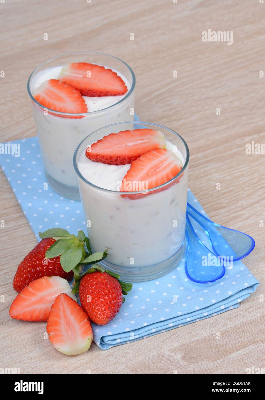 Yogurt con straberries fresco Foto Stock