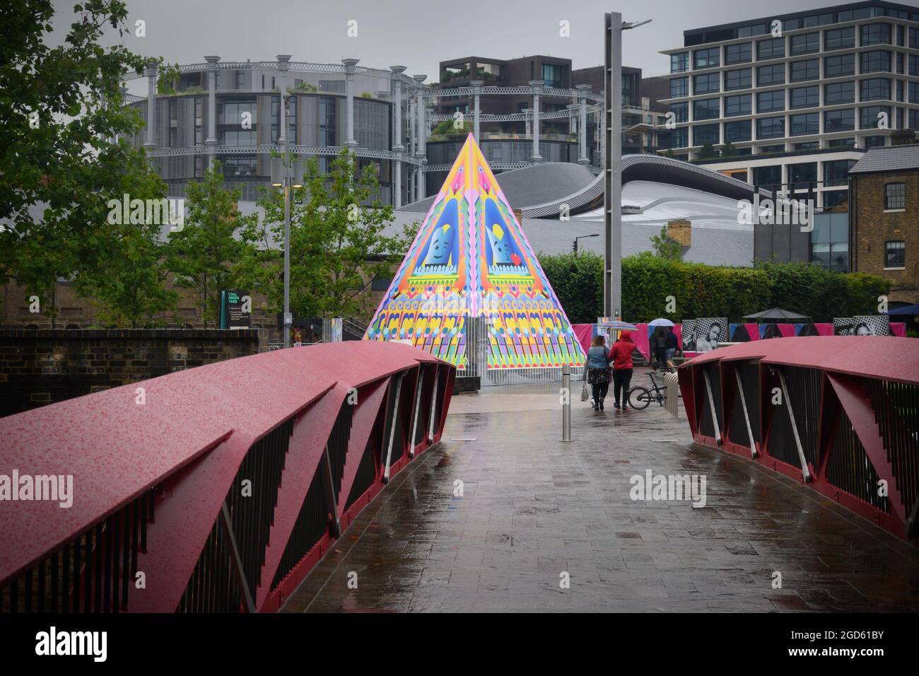 Londra, Inghilterra, Regno Unito - Proud Little Pyramid di Adam Nathaniel Furman Foto Stock