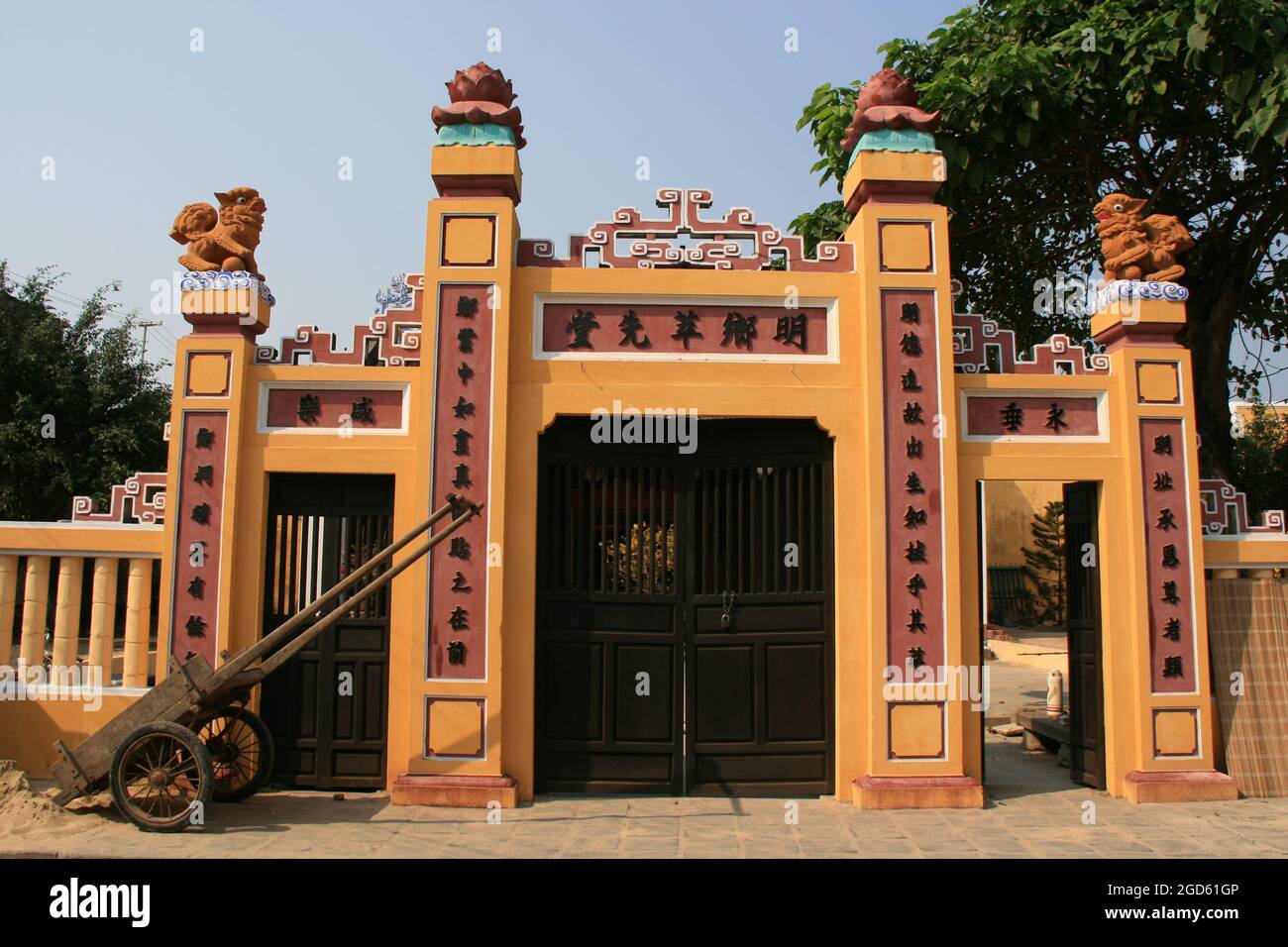 porta di un buddismo (?) tempio di hoi an (vietnam) Foto Stock
