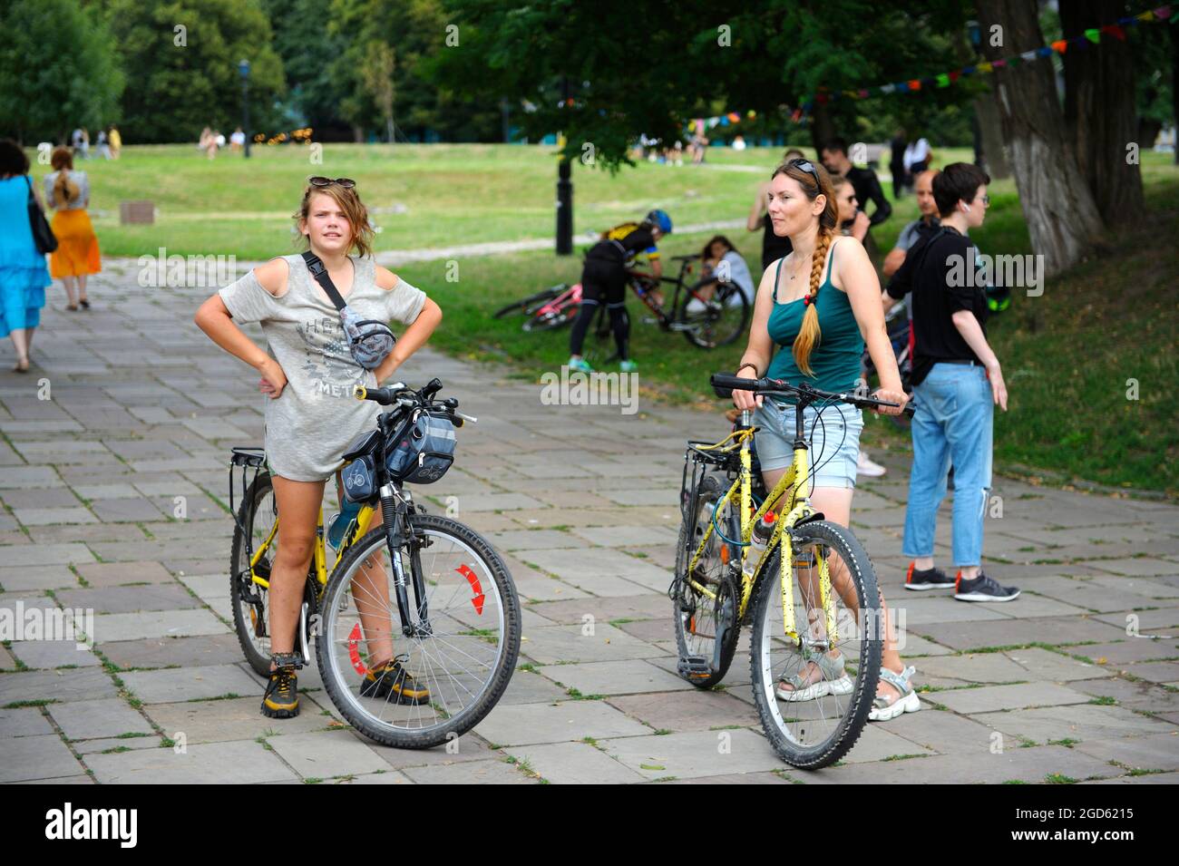 Ragazze giovani donne in abiti luminosi in piedi con le sue moto in una  linea pronta a cavalcare. Sfilata di biciclette per ragazze. 7 agosto 2021.  Kiev, Ucraina Foto stock - Alamy