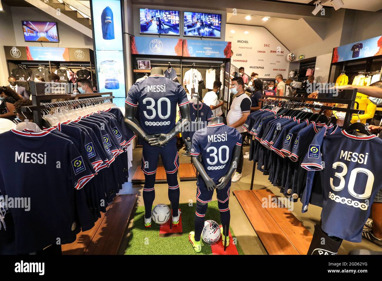 MESSI MANIA A PARIGI, CODA DEI TIFOSI Foto Stock