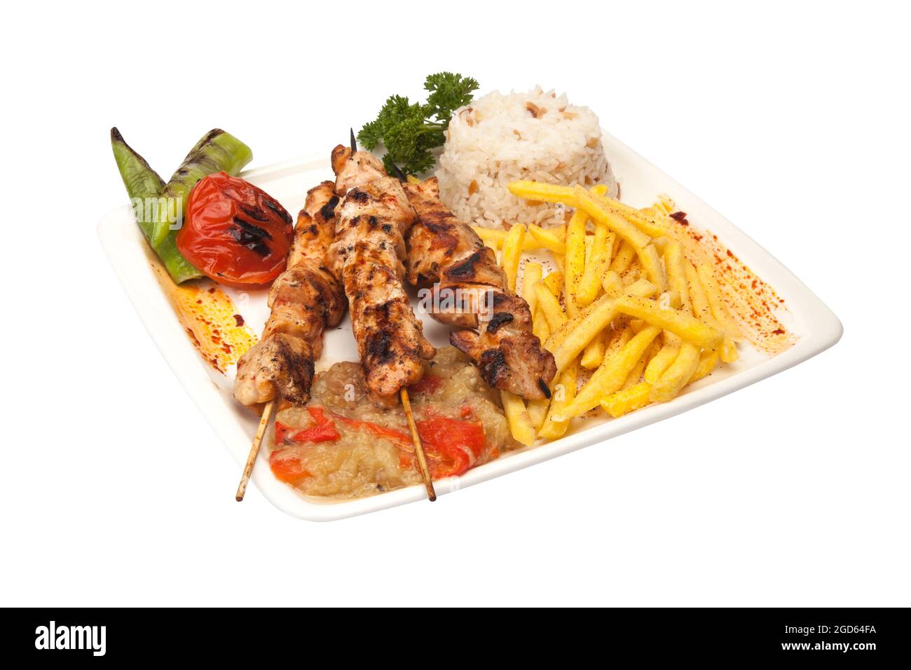 kebab shish di pollo. piatto di kebab shish di pollo con patatine fritte di riso, pepe, melanzane. kebab di pollo, barbecue di pollo Foto Stock