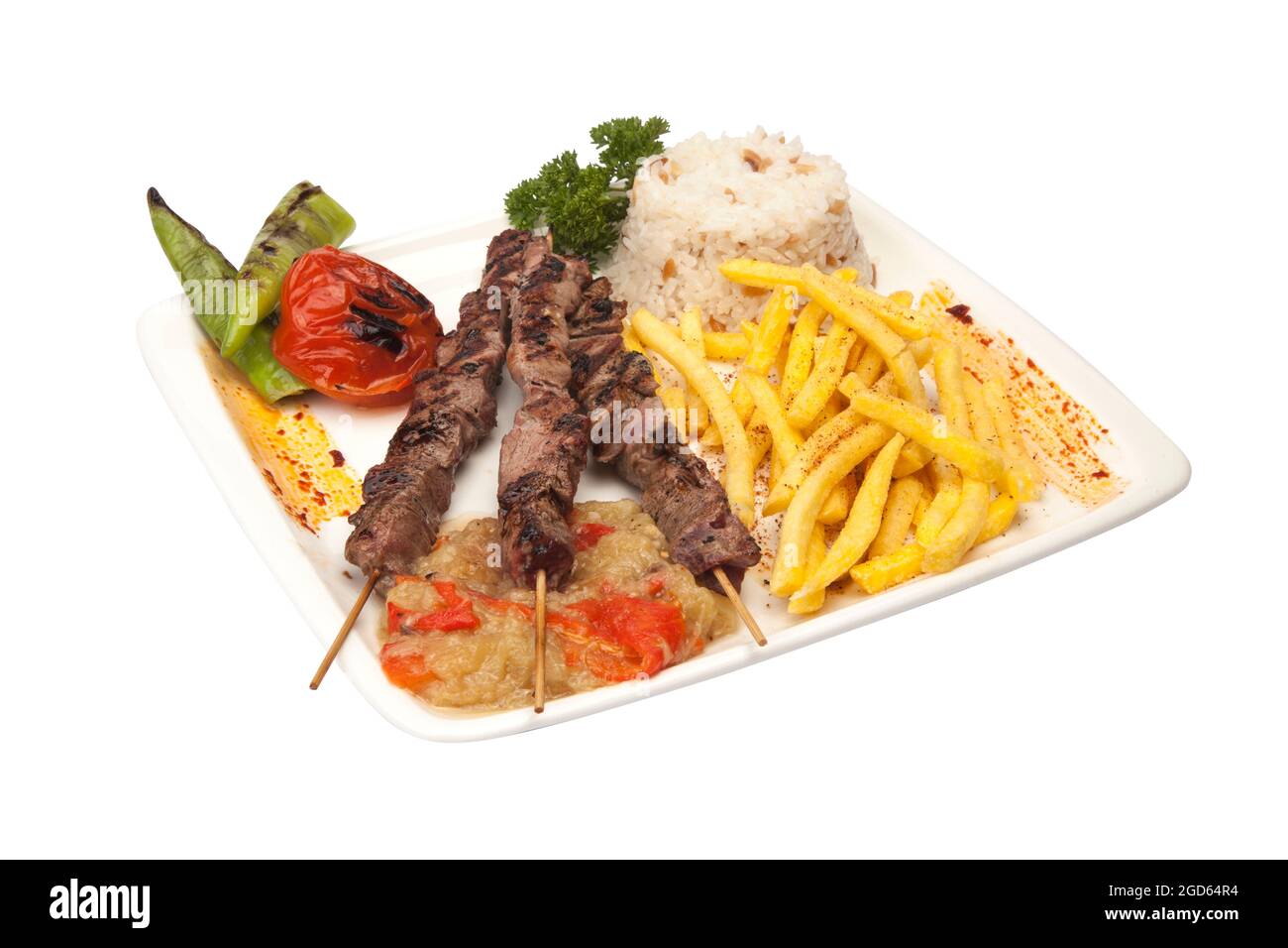 Kebab turco, kebab shish, piatto di kebab shish, con patatine fritte di riso, pepe, melanzana Foto Stock