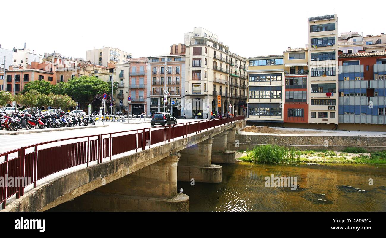 Ponti sul fiume Oñar (Onyar) a Girona, Catalunya, Spagna, Europa Foto Stock