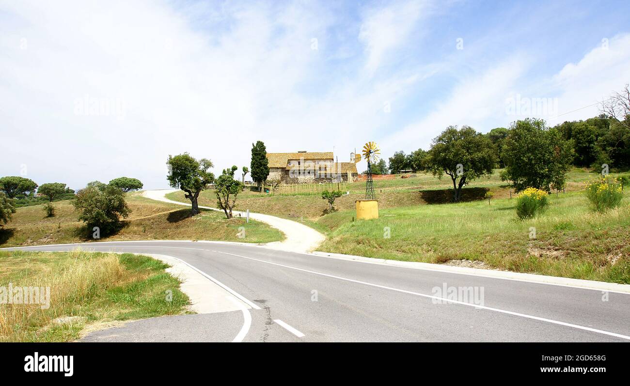 Fattoria con mulino di estrazione dell'acqua gialla in provincia di Girona, Catalunya, Spagna, Europa Foto Stock