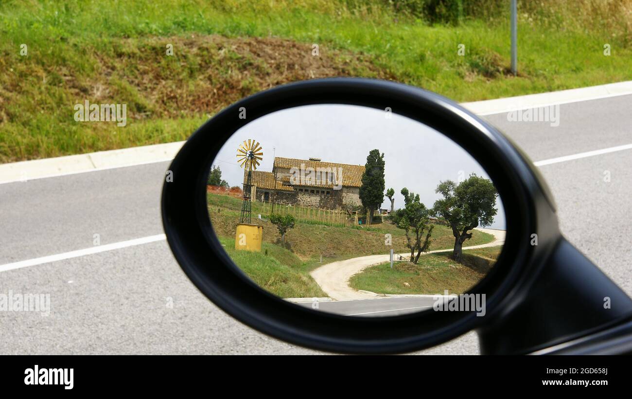 Fattoria con mulino di estrazione dell'acqua gialla in provincia di Girona, Catalunya, Spagna, Europa Foto Stock