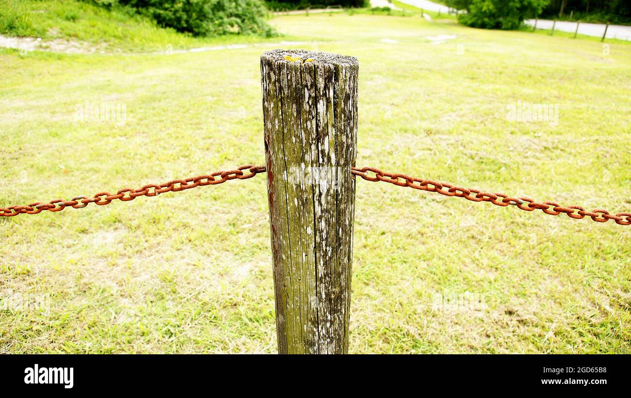 Recinting un campo con pali e catene in Porqueres, Girona, Catalunya, Spagna, Europa Foto Stock