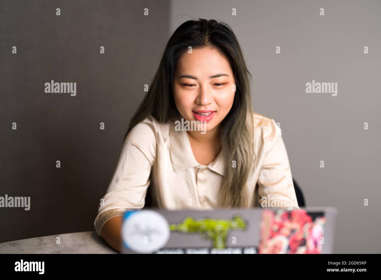 Giovane scienziato di dati asiatico in una videoconferenza Foto Stock