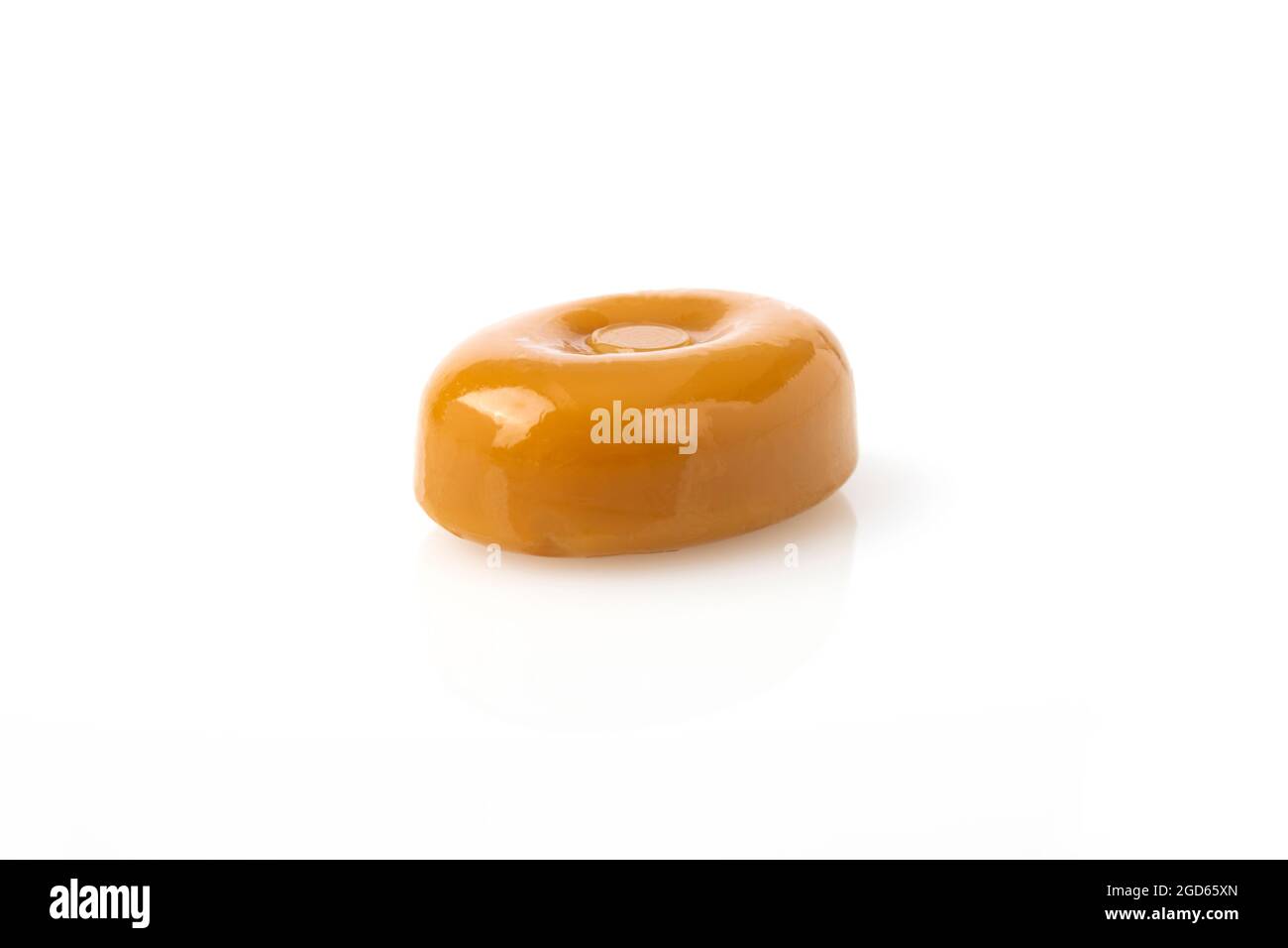 Caramelle al caramello su sfondo bianco Foto Stock
