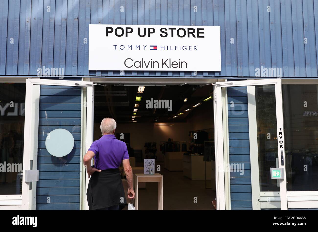 Calvin Klen e Tommy Hilfiger Pop up store all'Hede Fashion Outlet Foto  stock - Alamy