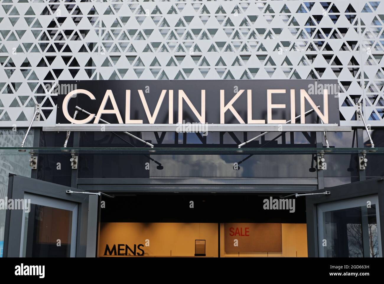 Cartello Calvin Klein all'Hede Fashion Outlet Foto stock - Alamy