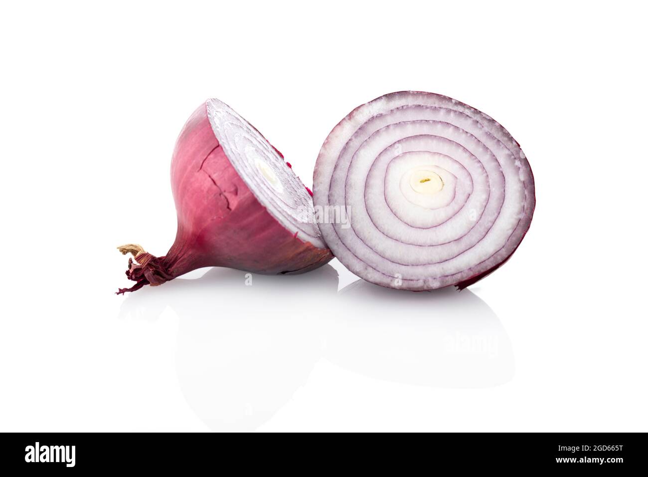 Cipolla, cipolle rosse a fette. Due cipolle a metà su sfondo bianco Foto Stock