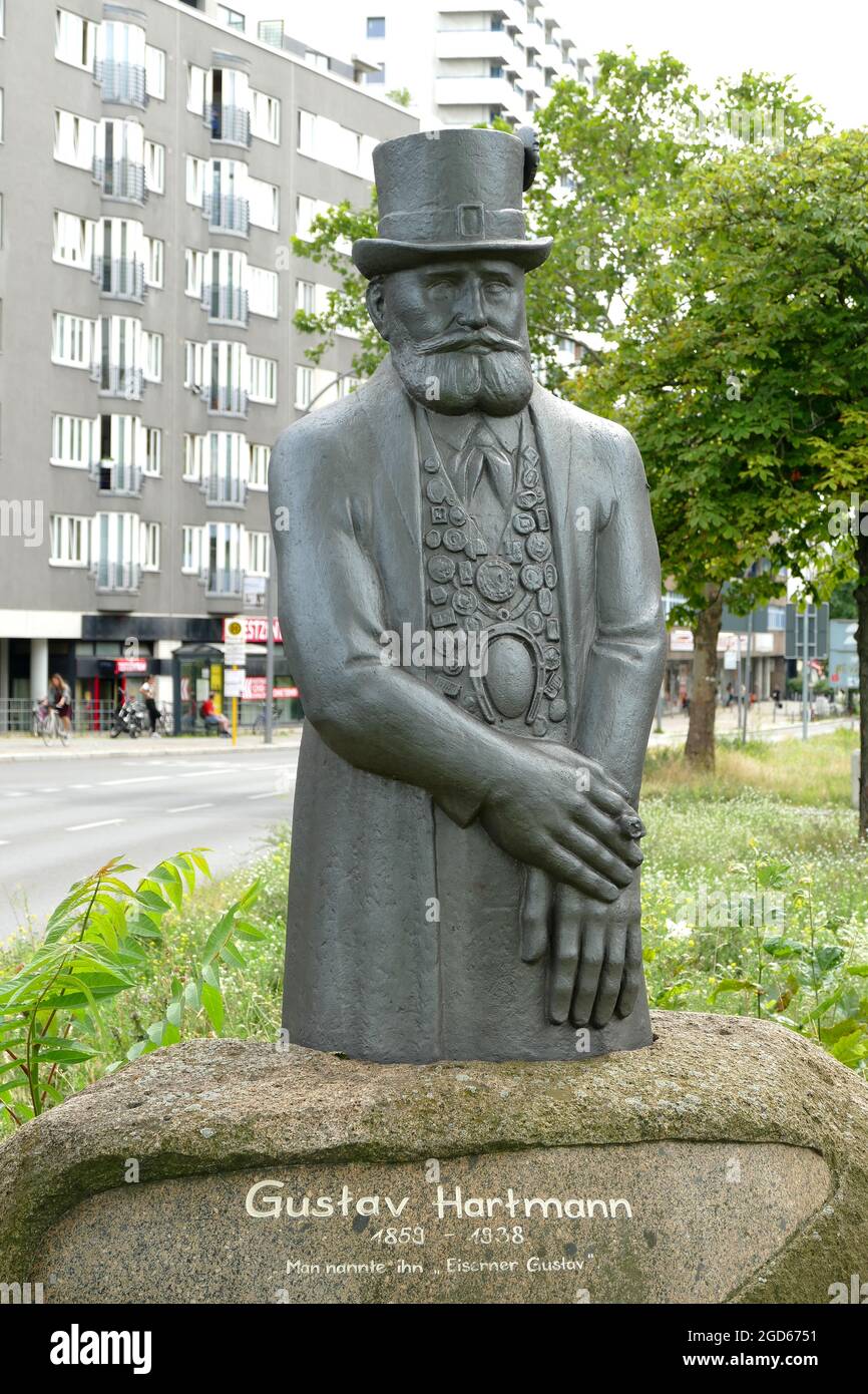 Berlino, Germania, 28 luglio 2021, monumento di Gustav Hartmann con l'iscrizione: 'Lo chiamarono 'Iron Gustav''. Foto Stock