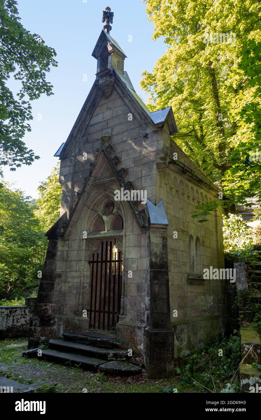 Cappella pseudo-gotica con una tomba nel cimitero defunto. Foto Stock