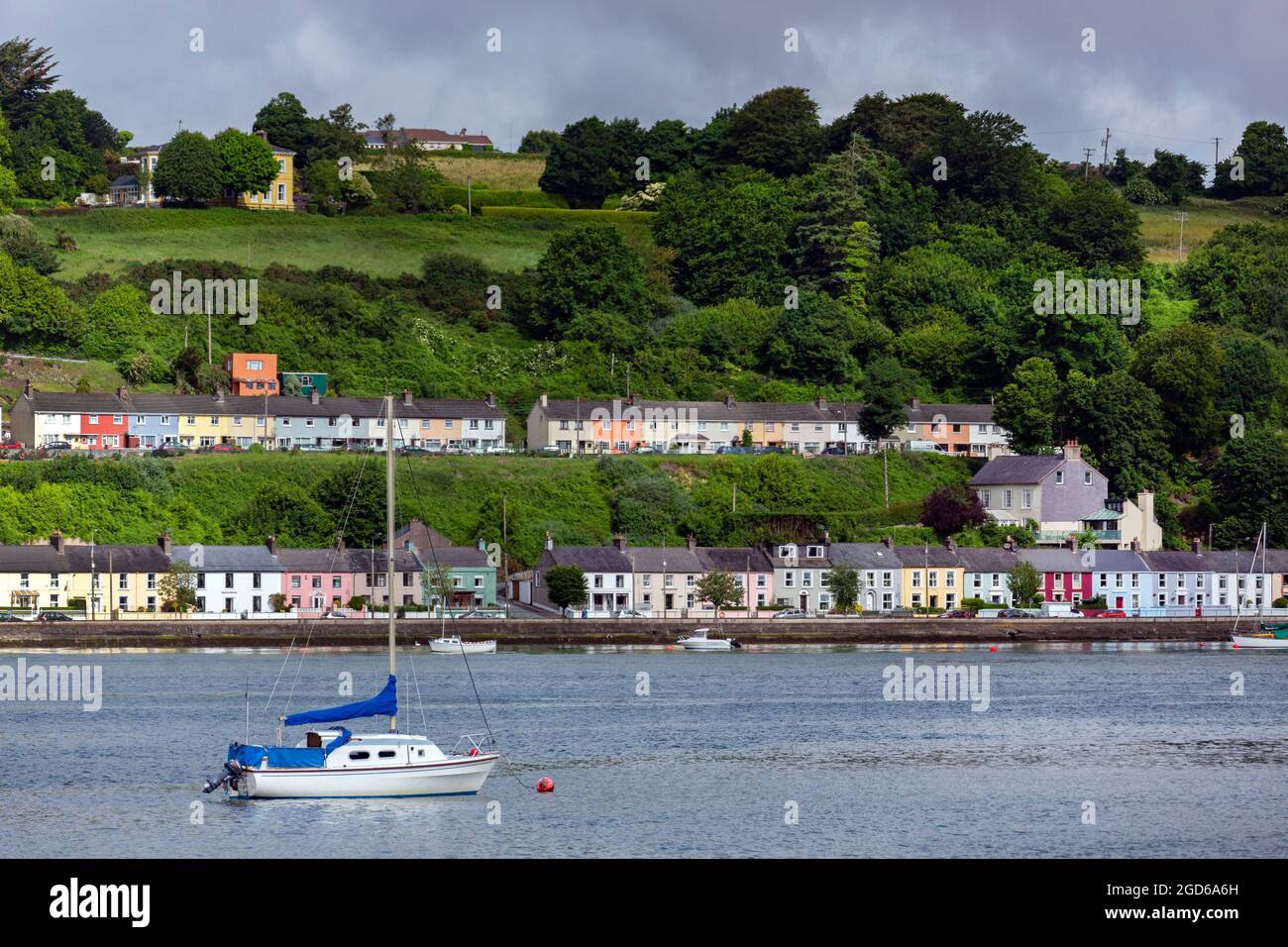 Case lungo l'estuario del fiume vicino Cobh all'ingresso del porto di Cork nella Repubblica d'Irlanda. Foto Stock