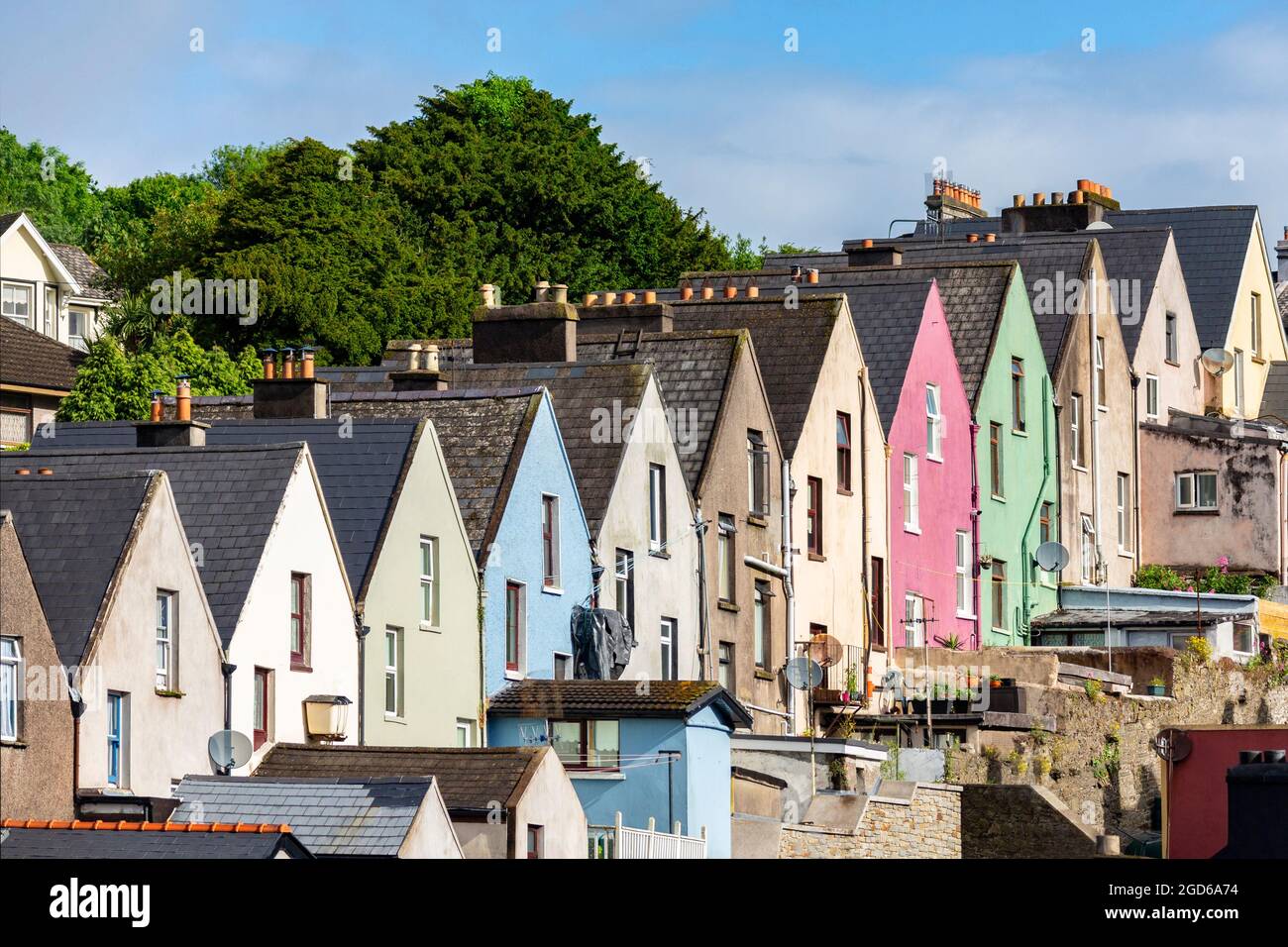 Colorata fila di case nella città e porto marittimo di Cobh (noto dal 1849 al 1920 come Queenstown) nella contea di Cork, Repubblica d'Irlanda. Foto Stock