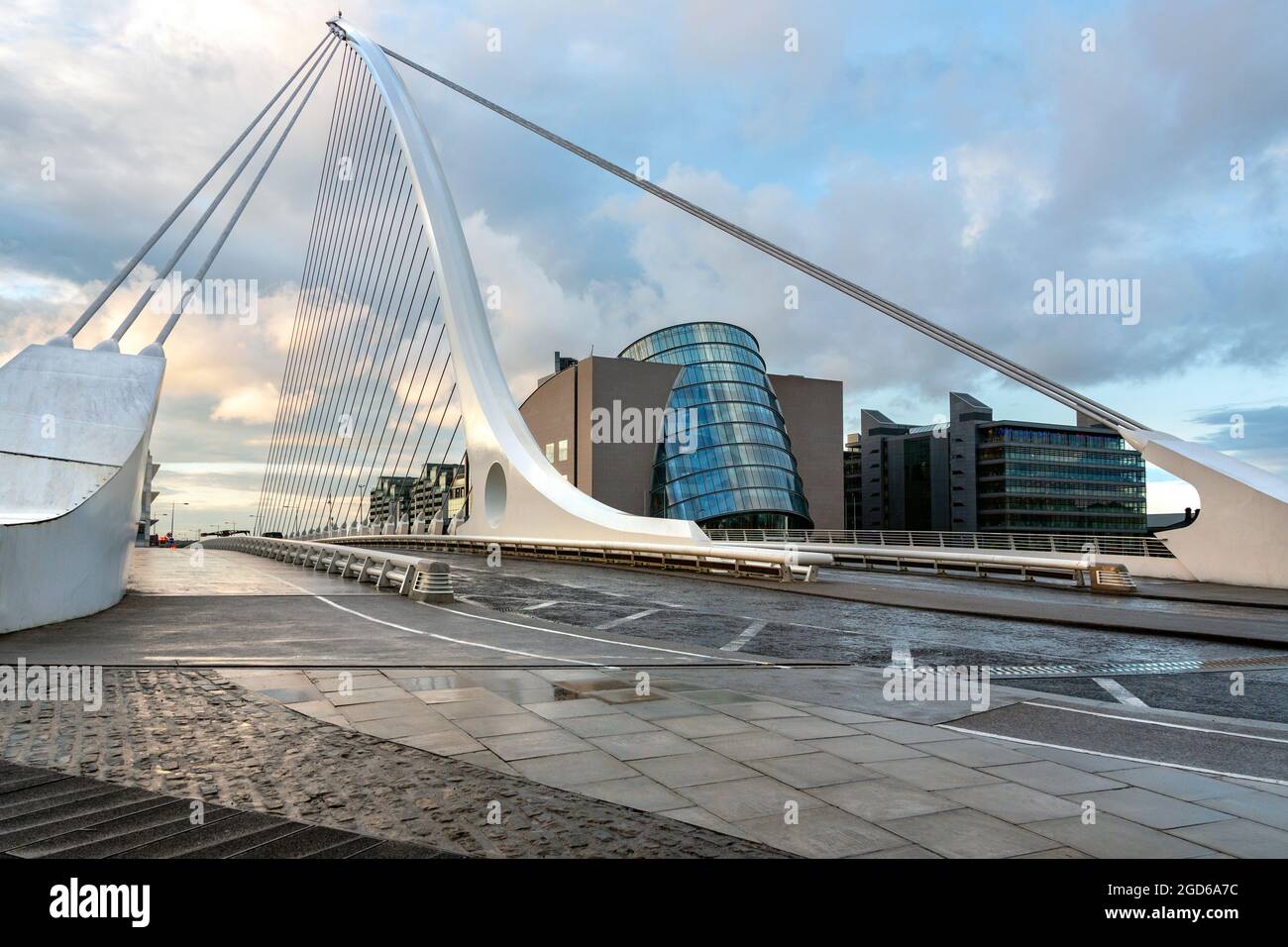 Il ponte Samuel Beckett e l'edificio sul lungomare vicino al Centro Congressi - centro citta' di Dublino nella Repubblica d'Irlanda. Si tratta di una cabina Foto Stock