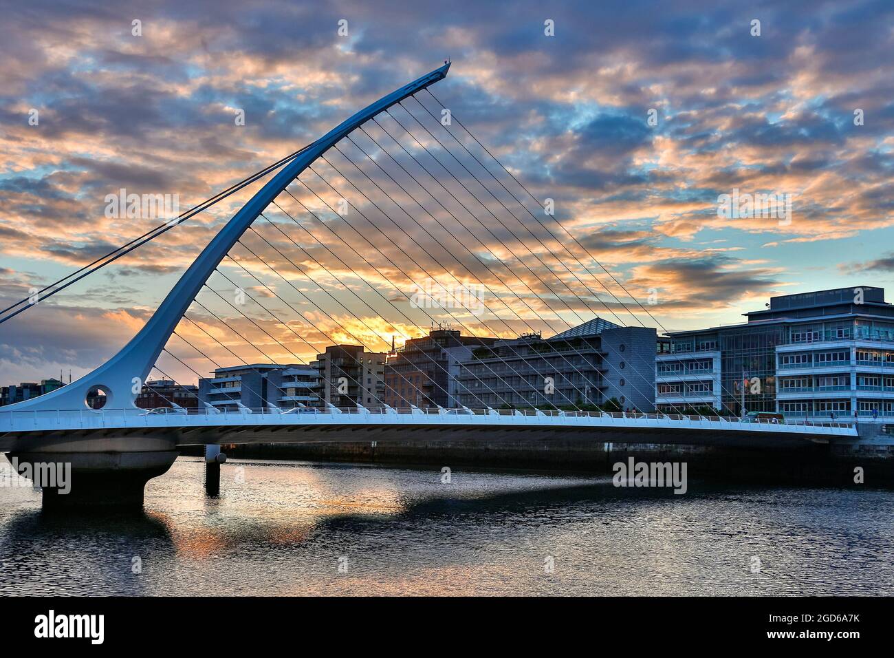 Il ponte Samuel Beckett e l'edificio sul lungomare vicino al Centro Congressi - centro citta' di Dublino nella Repubblica d'Irlanda. Si tratta di una cabina Foto Stock