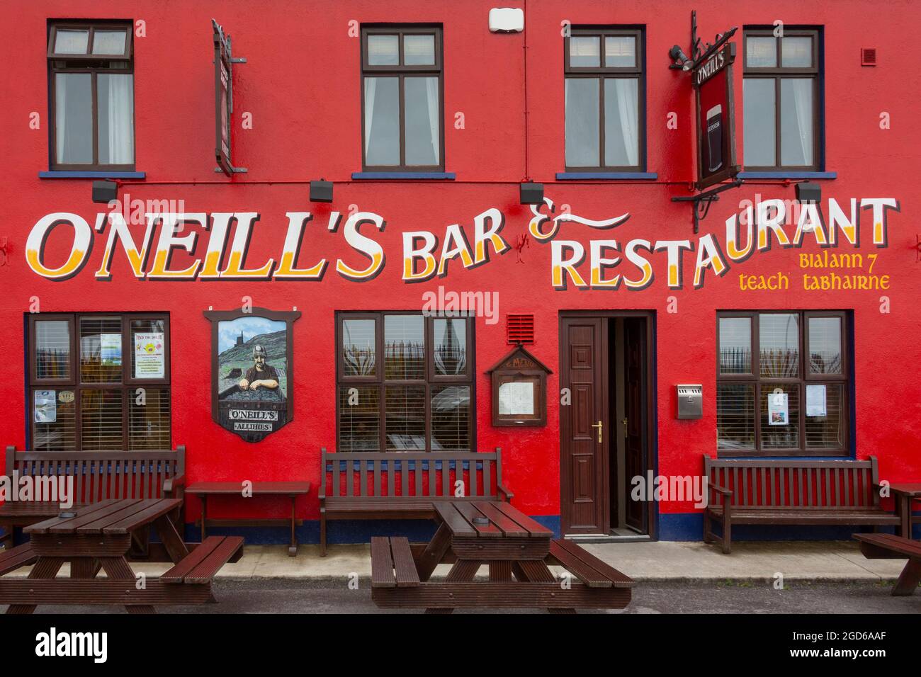 Esterno di una casa pubblica irlandese nella città di Dublino nella Repubblica d'Irlanda. Foto Stock