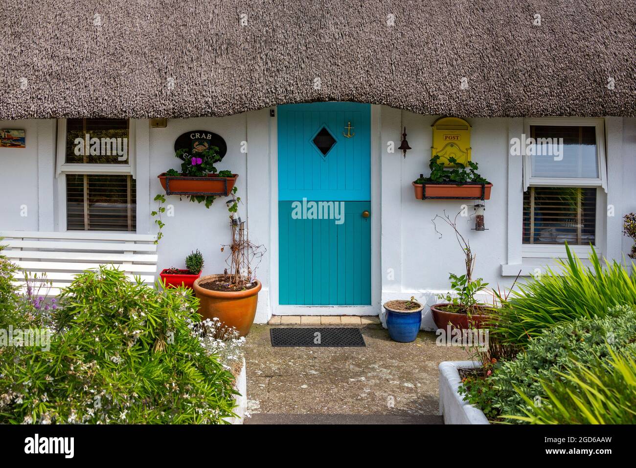 Cottage con tetto in paglia nel popolare villaggio turistico e di pescatori di Dunmore East nella contea di Waterford, Repubblica d'Irlanda. Foto Stock