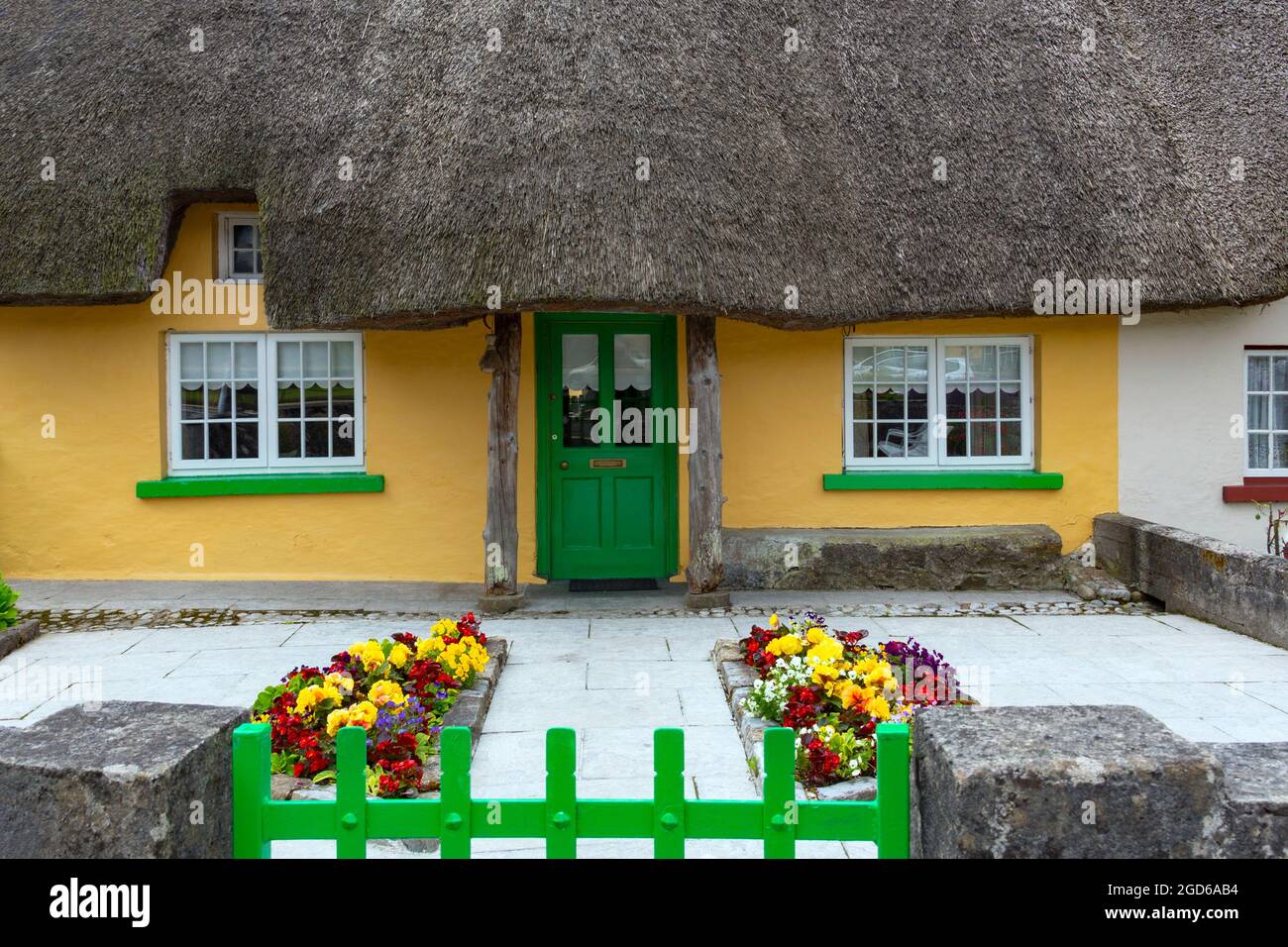 Cottage di paglia nel villaggio di Adare nella Contea di Limerick, , Repubblica d'Irlanda. Foto Stock