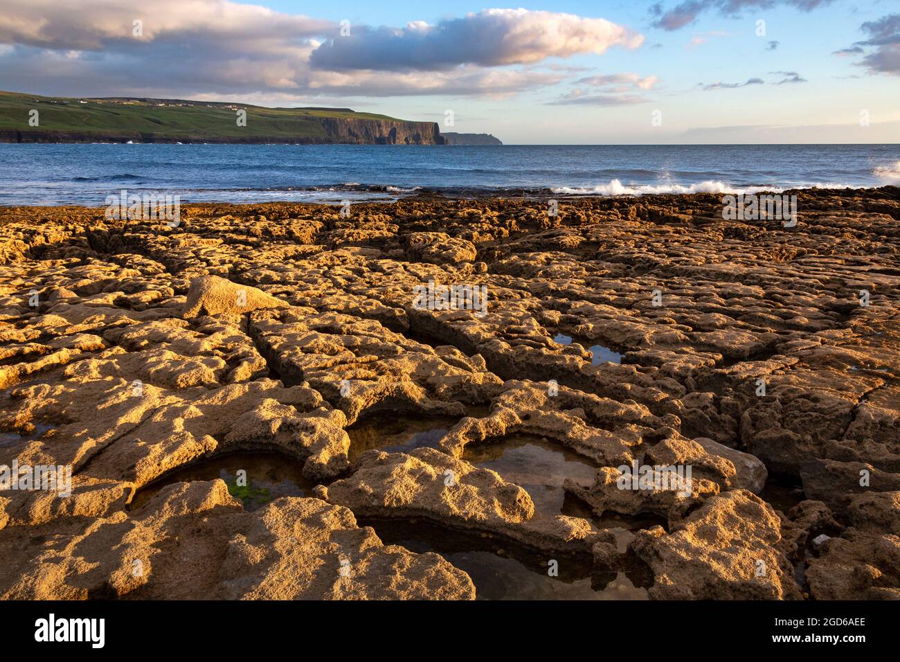 Costa atlantica vicino a Doolin, un villaggio costiero nella contea di Clare, Repubblica d'Irlanda. Si trova a sud-ovest della città termale di Lisdoonvarna. Foto Stock