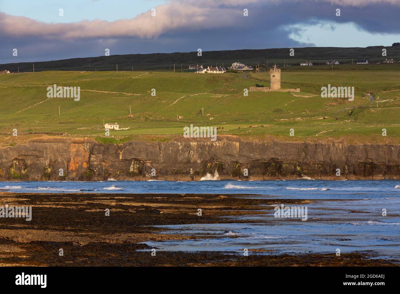 Costa atlantica vicino a Doolin, un villaggio costiero nella contea di Clare, Repubblica d'Irlanda. Si trova a sud-ovest della città termale di Lisdoonvarna. Foto Stock