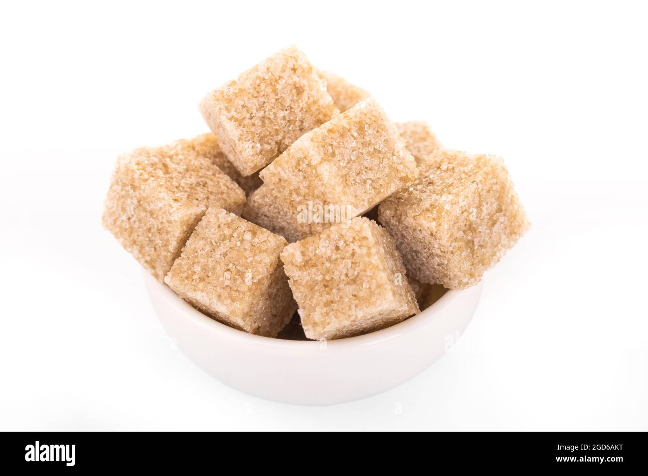 cubetti di zucchero di canna. zucchero di canna in un recipiente bianco su sfondo bianco. cubetti di zucchero, zucchero di canna. zucchero macrosolato Foto Stock