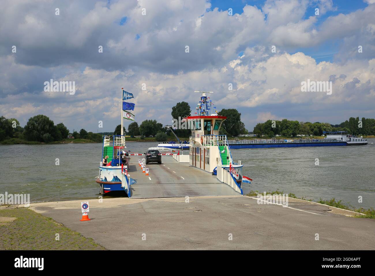 Düsseldorf (Kaiserswerth), Germania - 9 luglio. 2021: Vista sul fiume reno con traghetto per passeggeri, auto e biciclette Foto Stock