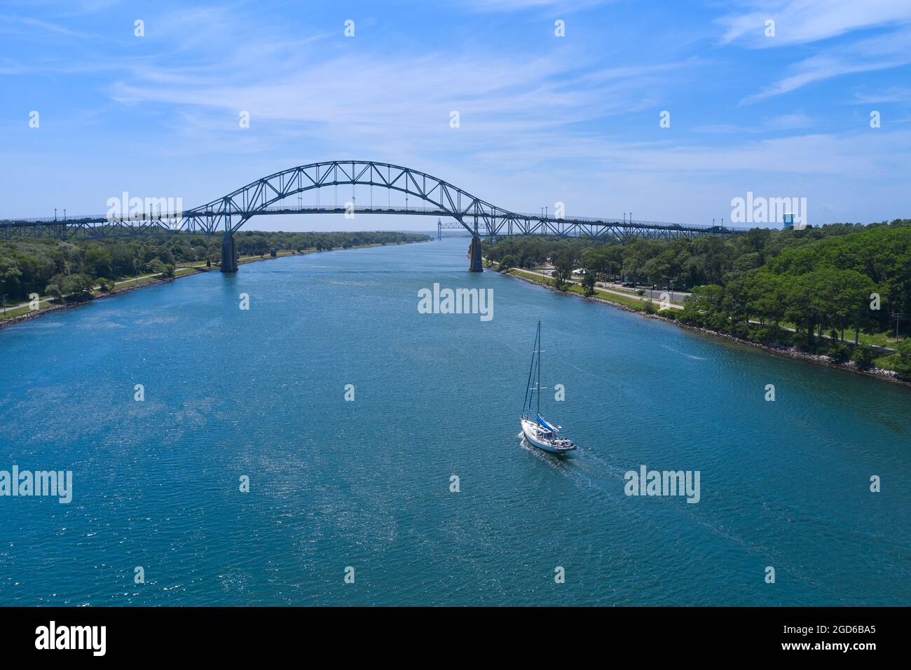 Barca a vela che passa sotto il ponte di Bourne, canale di Capo Cod Foto Stock