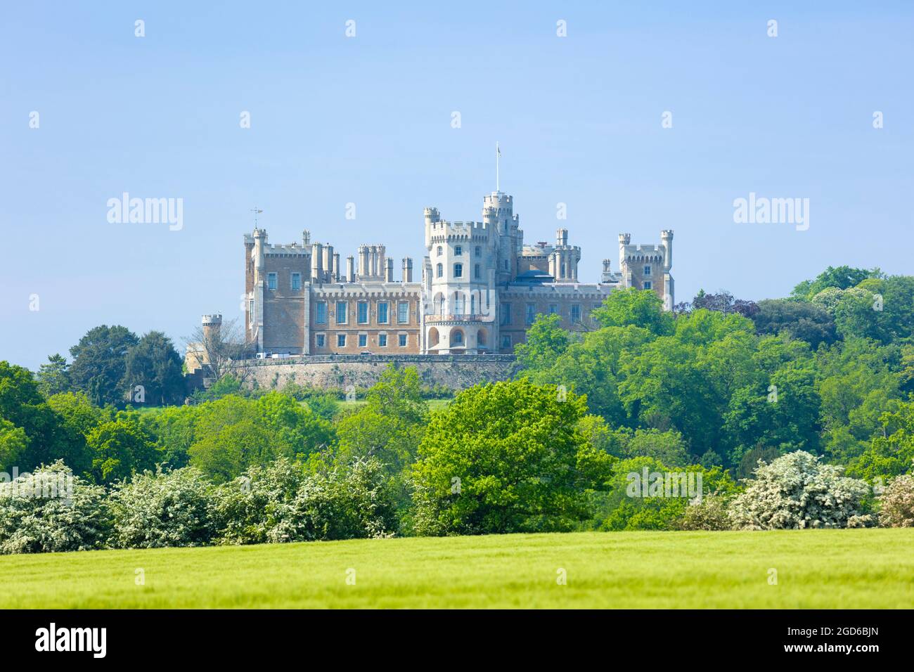 Vista del Castello di Belvoir da attraverso i campi della vale di Belvoir Grantham Leicestershire Inghilterra GB Europa Foto Stock