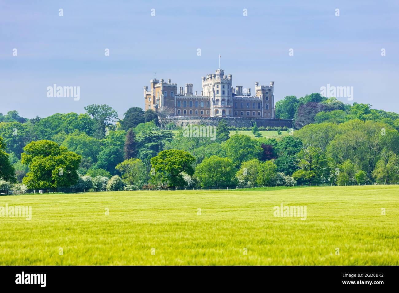 Vista del Castello di Belvoir da attraverso i campi della vale di Belvoir Grantham Leicestershire Inghilterra GB Europa Foto Stock