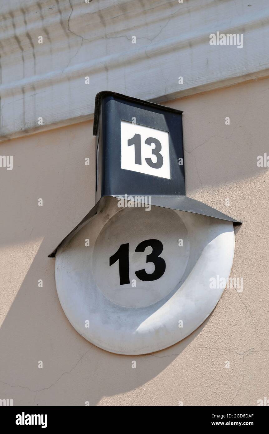 Casa numero tredici (13) sul muro di Mosca, Federazione Russa. Foto Stock