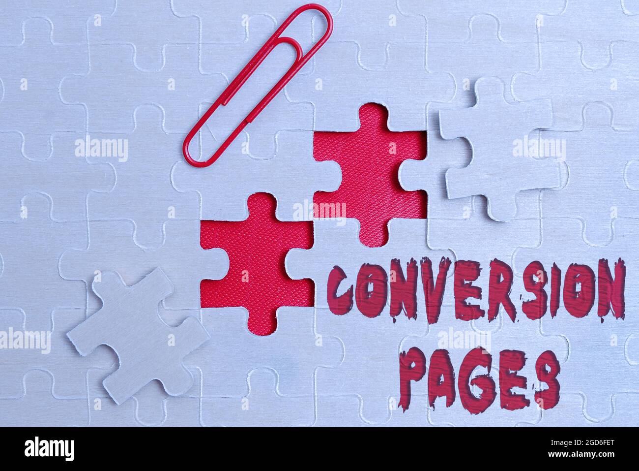 Pagine di conversione delle didascalie concettuali. Il significato di concetto appare in risposta al clic su un motore di ricerca che costruisci un modello di sega bianca incompiuta Foto Stock