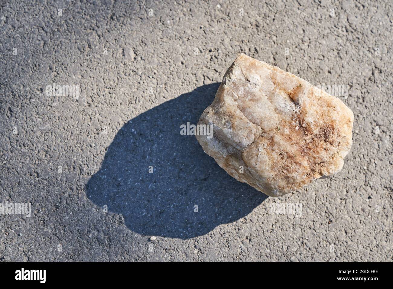 Vista dall'alto del podio, per la presentazione del prodotto. Esposizione del prodotto con struttura in pietra beige, un piedistallo di bellezza naturale alla luce del sole. Foto di alta qualità Foto Stock