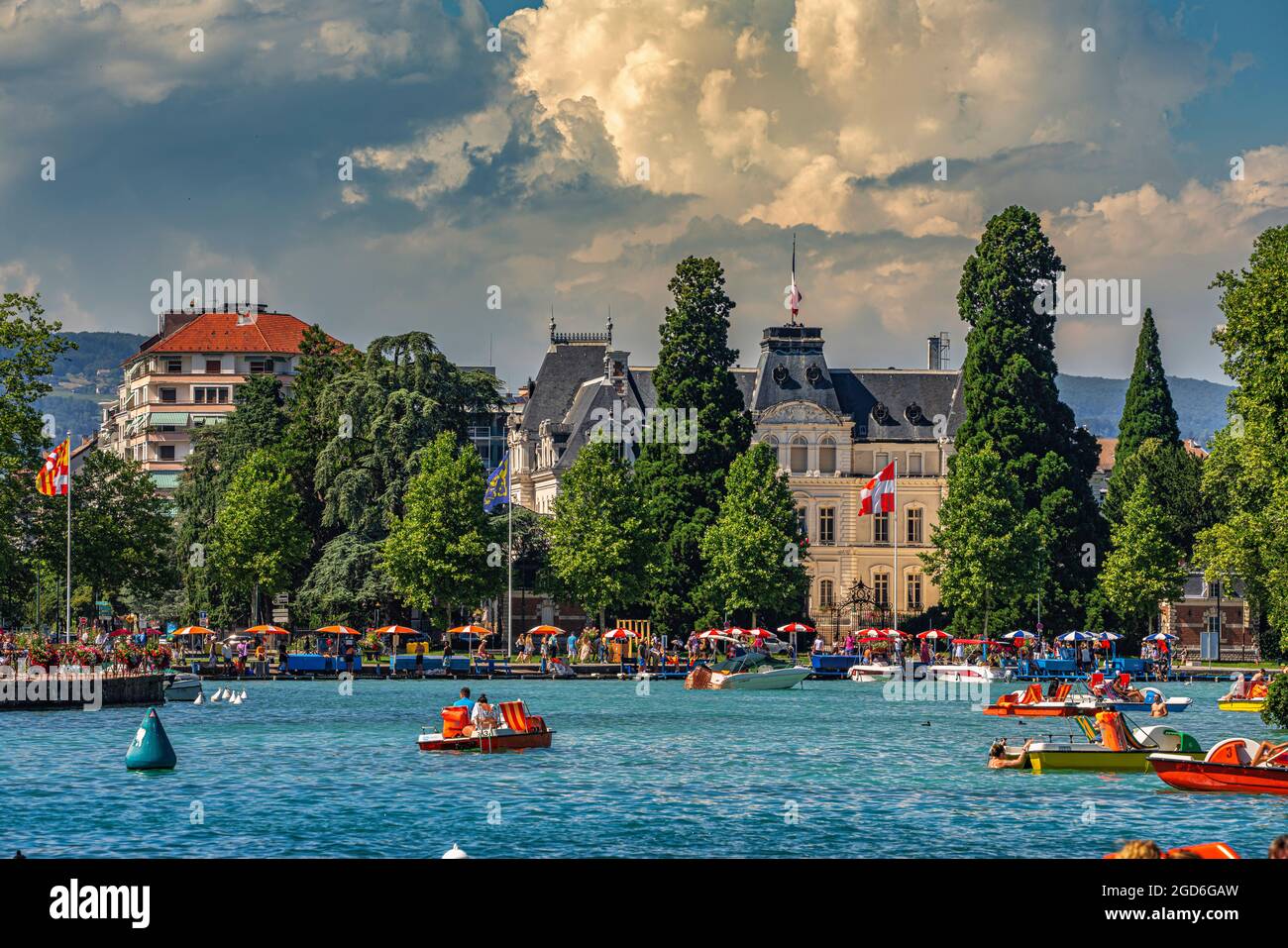 Divertimento estivo in una giornata estiva sul lago di Annecy. Turisti su pedalò e sotto ombrelloni. Annecy, dipartimento della Savoia, regione Auvergne-Rhône-Alpes, Francia Foto Stock