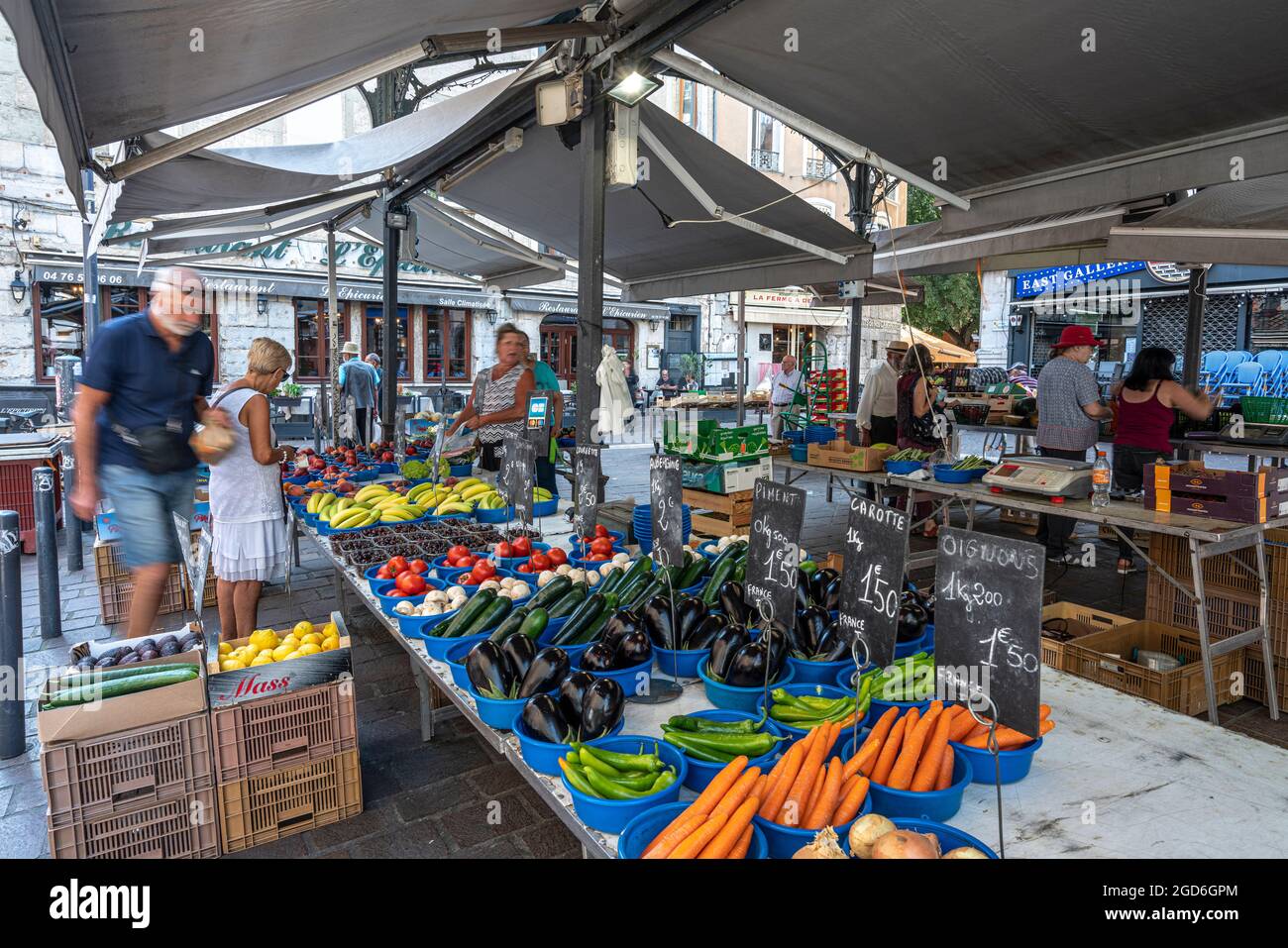 Bancarelle di frutta e verdura locali in vendita in Place aux herbes, mercato nel cuore della città di Grenoble. Grenoble, Francia Foto Stock