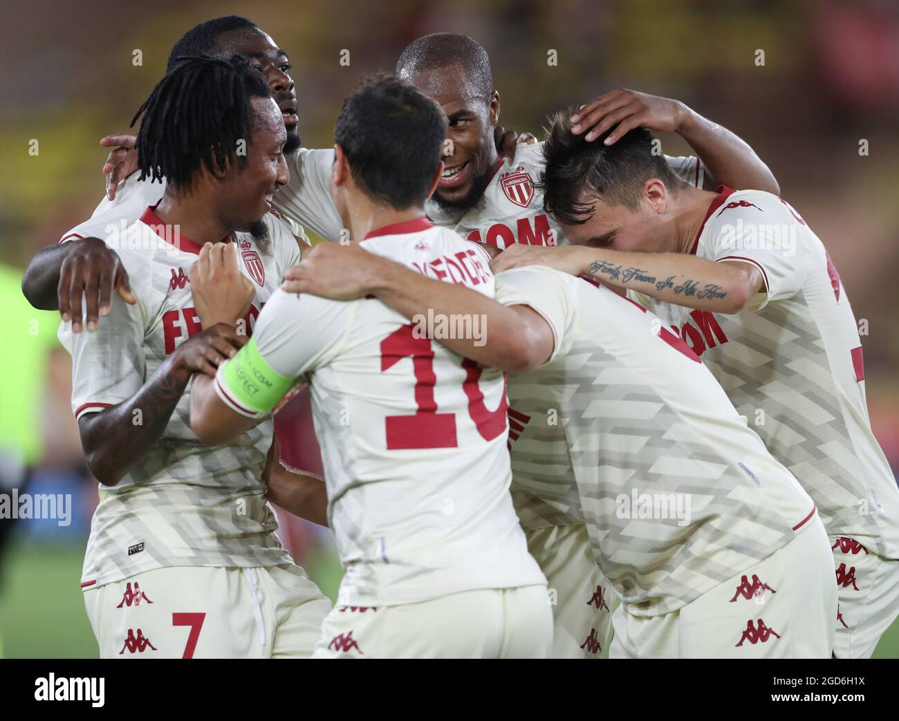 Monaco, Monaco, 10 agosto 2021. Gelson Martins DI MONACO festeggia con i compagni di squadra dopo aver segnato per dare alla parte un 1-0 di vantaggio durante la partita UEFA Champions League allo Stade Louis II, Monaco. L'immagine di credito dovrebbe essere: Jonathan Moscop / Sportimage Foto Stock