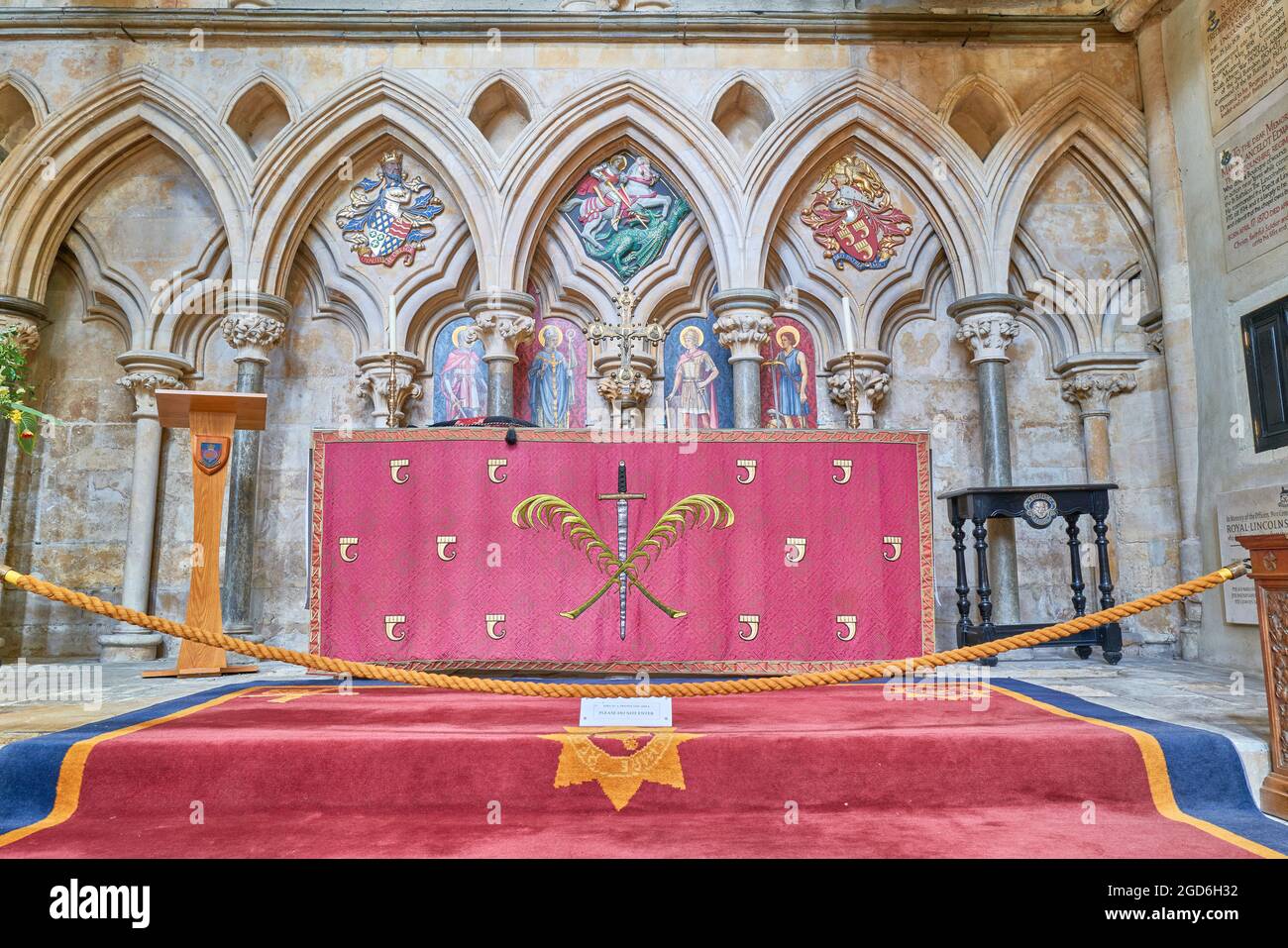 Cappella laterale della cattedrale cristiana medievale a Lincoln, Inghilterra, per ricordare i militari di servizio che sono morti in guerra per il loro paese. Foto Stock