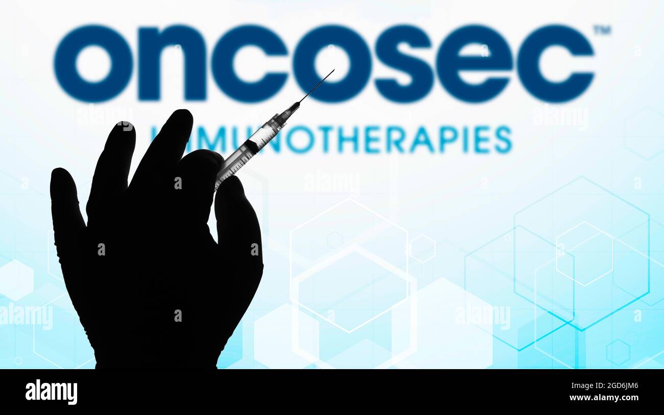 Brasile. 11 Agosto 2021. In questa illustrazione fotografica, una silhouette di una mano che tiene una siringa medica visualizzata davanti al logo aziendale OncoSec Medical Incorporated su uno schermo. Credit: SOPA Images Limited/Alamy Live News Foto Stock