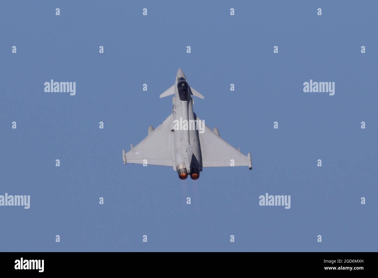 RAF Typhoon salendo nei cieli blu sopra RAF Coningsby. Foto Stock