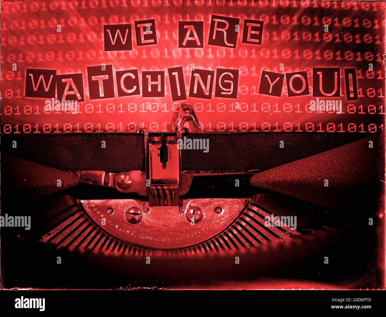 Ti stiamo guardando!, Typedwriter, Binary background, spionaggio, sorveglianza, Software dannoso, tecnologia Foto Stock