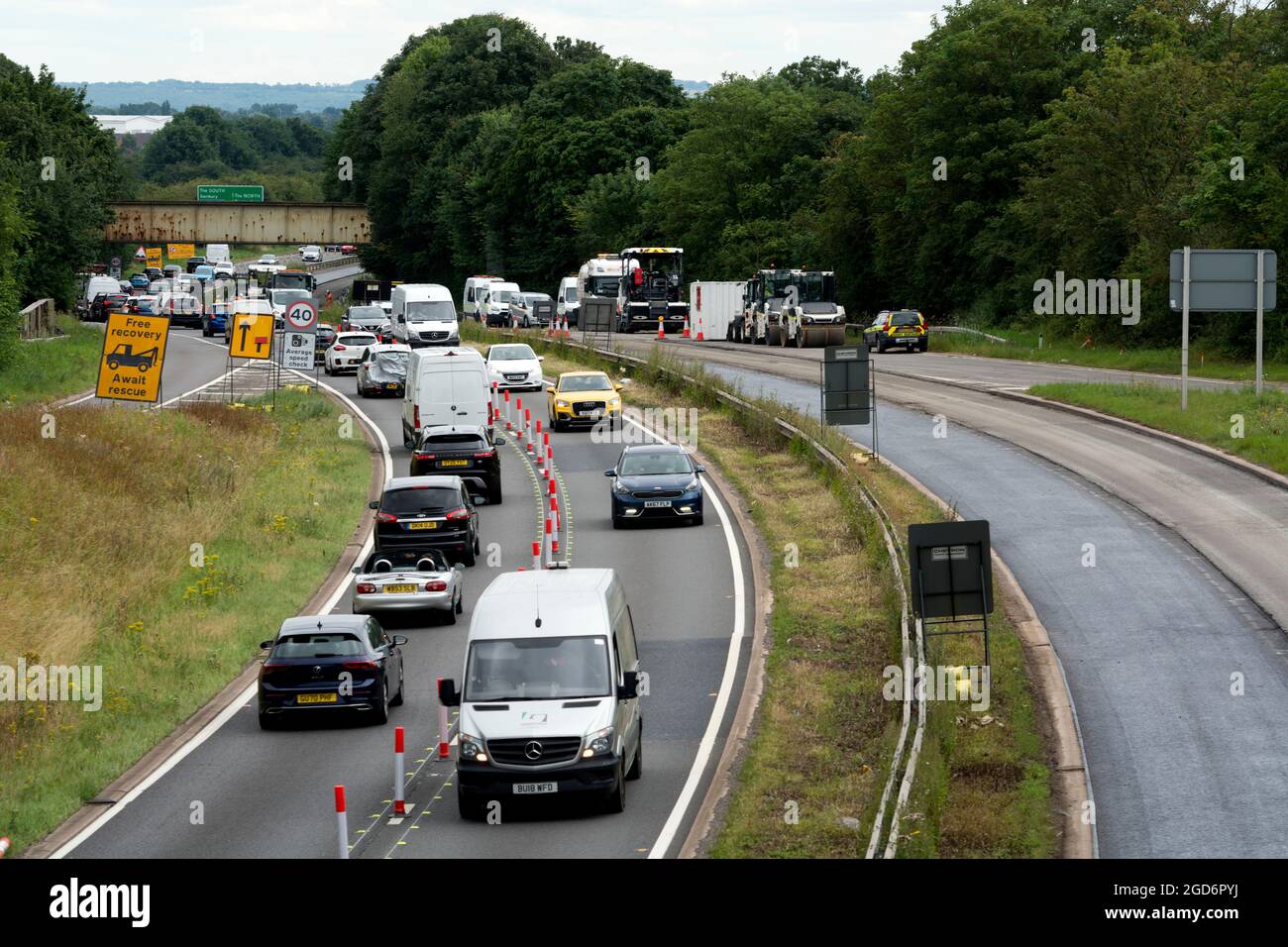 Traffico a due vie su un lato della A46 a doppia carreggiata durante la ristrutturazione, Warwick, Regno Unito Foto Stock