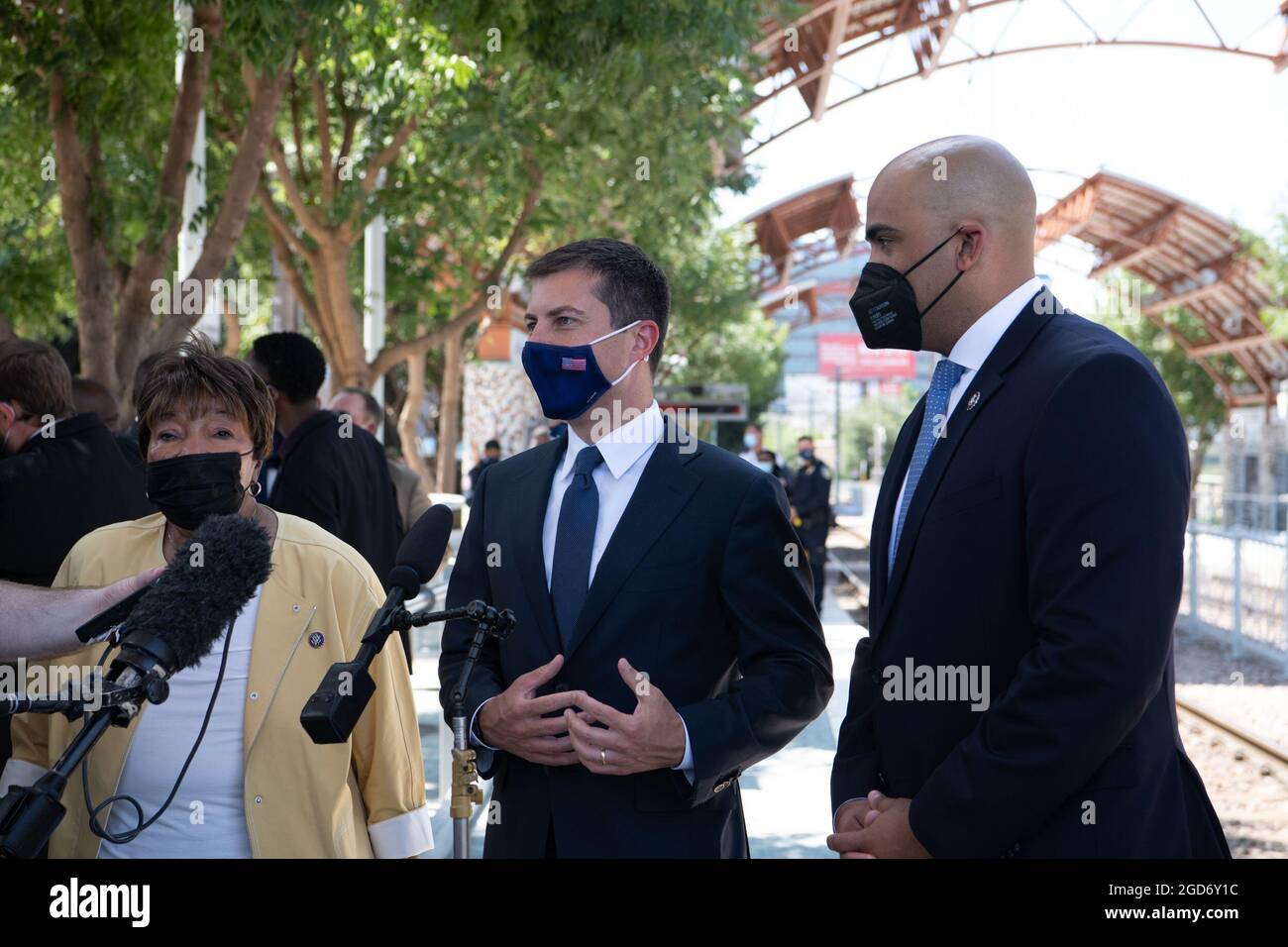 Dallas, Texas, Stati Uniti. 11 Agosto 2021. Il Segretario del Dipartimento dei Trasporti PETE BUTTIGIEG e i Congresspersons COLIN ALLRED (TX 32) e EDDIE BERNICE JOHNSON (TX 30) hanno visitato la stazione di Dallas Rapid Transit's Lovers Lane per vedere lo sviluppo orientato al transito intorno alle stazioni, così come i progetti di espansione. Il Segretario ha promosso l’accordo bipartisan sulle infrastrutture come un modo per migliorare le opzioni di transito in Texas. Da sinistra a destra - Congresswoman Eddie Bernice Johnson, Segretario Pete Buttigieg (Credit Image: © avi Adelman/ZUMA Press Wire) Foto Stock