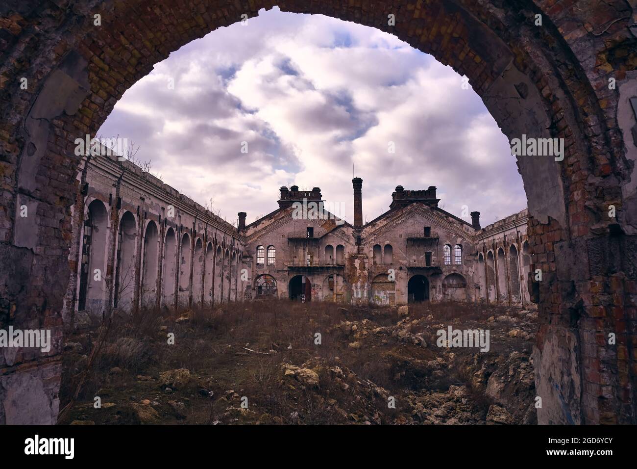 Vecchia fabbrica industriale abbandonata Krayan a Odessa, Ucraina. Luce colorata e naturale. Foto Stock