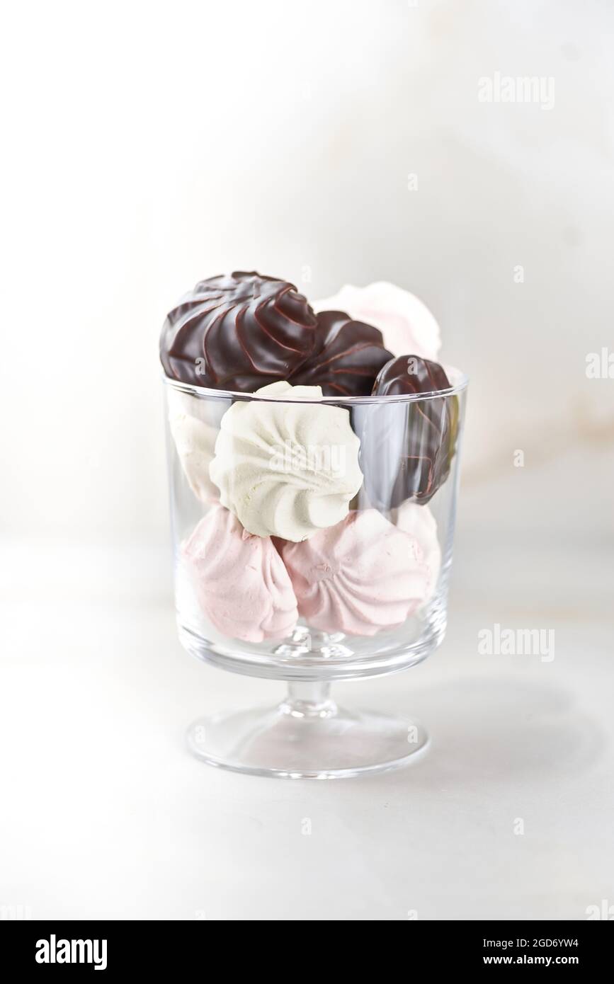 Marshmallow assortiti in una ciotola, ricoperti di bianco, rosa e cioccolato, marshmallow tradizionali russe Foto Stock