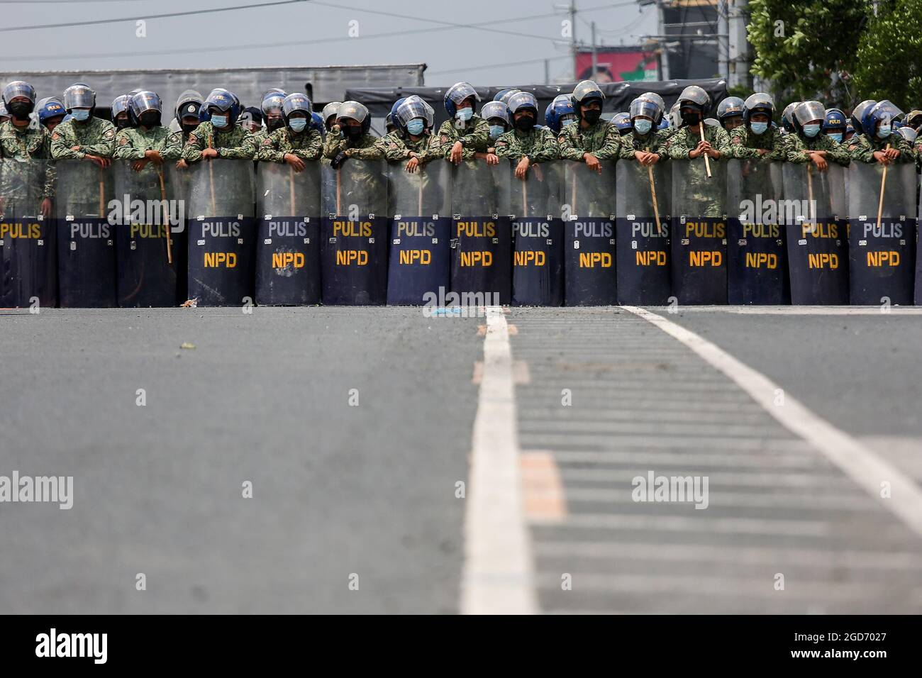 La polizia blocca le strade davanti all'ultimo stato della nazione del presidente Rodrigo Duterte a Quezon City, Metro Manila. Migliaia di manifestanti di sinistra si sono riuniti e hanno marciato verso il Congresso filippino, dove Duterte ha pronunciato il suo ultimo discorso sullo stato della nazione, terminando il suo mandato di sei anni tra critiche come presunte violazioni dei diritti umani, La cattiva gestione della pandemia e dell’inazione del coronavirus per affrontare il comportamento aggressivo della Cina nel controverso Mar Cinese Meridionale. Filippine. Foto Stock